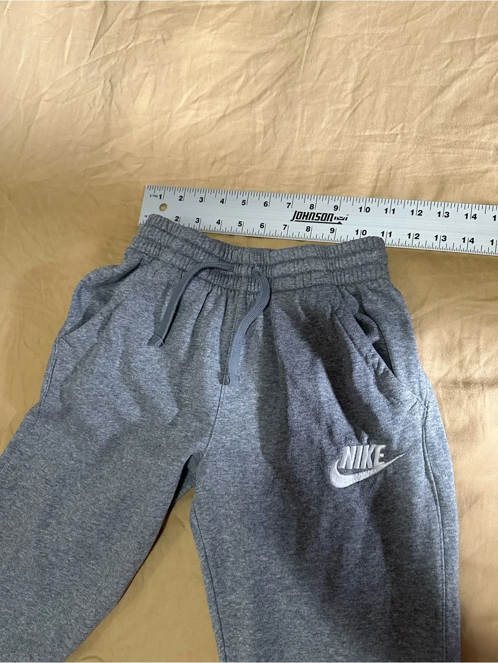 Nike kids Sportwear Club slim Fit Fleece Joggers Heather Grey white Nike Swoosh